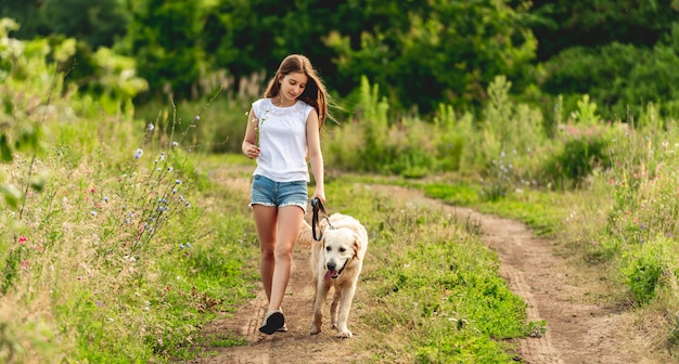 Bambina sveglia che funziona con il cane