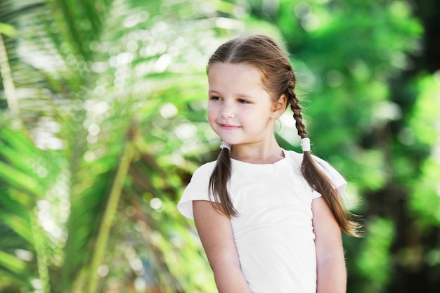 Bambina sveglia che gioca al sole. Concetto di libertà.