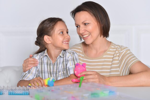 Bambina sveglia che gioca con la madre