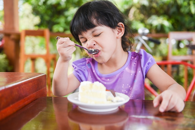 Bambina sveglia che mangia torta