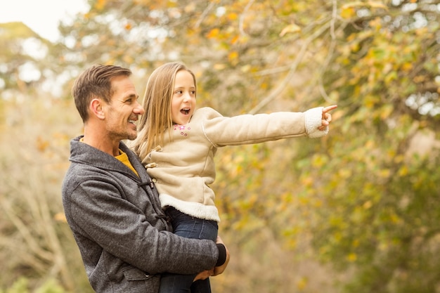 Bambina sveglia che mostra a suo padre qualcosa