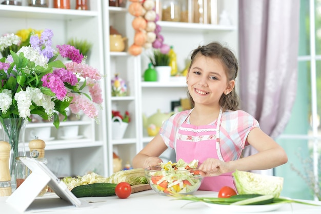 Bambina sveglia che prepara la cena