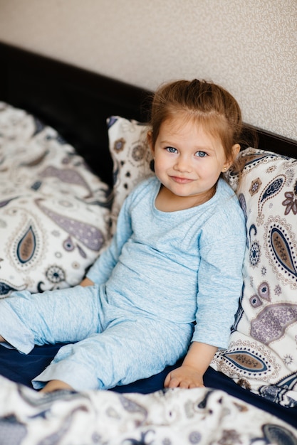 Bambina sveglia che resta a letto