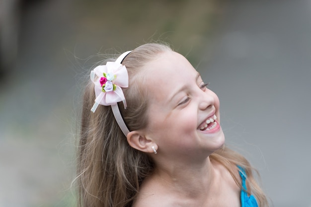 Bambina sveglia che sorride nel parco, infanzia felice