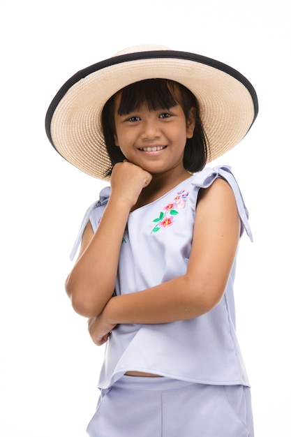 Bambina sveglia che sta nel nuoto usura e cappello su bianco