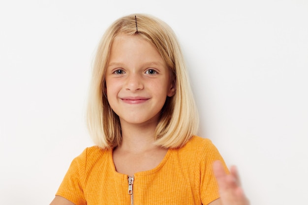 Bambina sveglia con capelli biondi che basano l'infanzia divertente