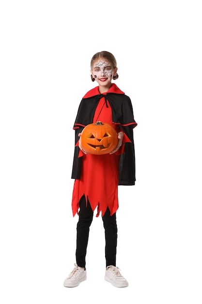Bambina sveglia con la zucca che indossa il costume di Halloween su priorità bassa bianca