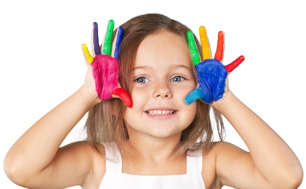 Bambina sveglia con le mani dipinte colorate su priorità bassa