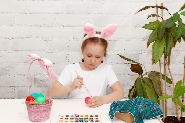 Bambina sveglia con orecchie da coniglio durante le vacanze di Pasqua