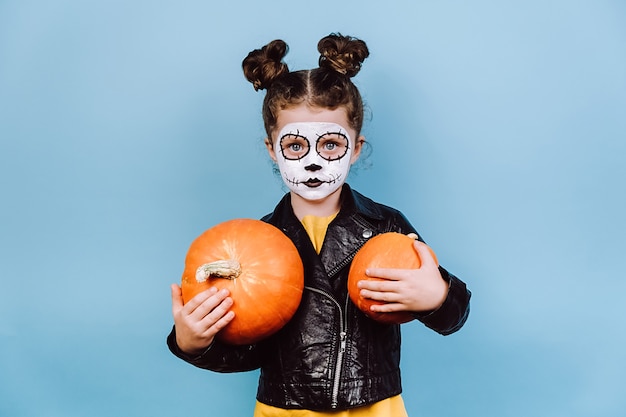 Bambina sveglia con trucco spaventoso per Halloween