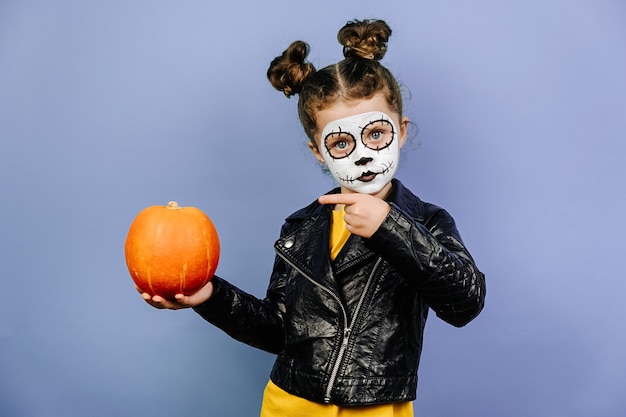 Bambina sveglia con trucco spaventoso per Halloween