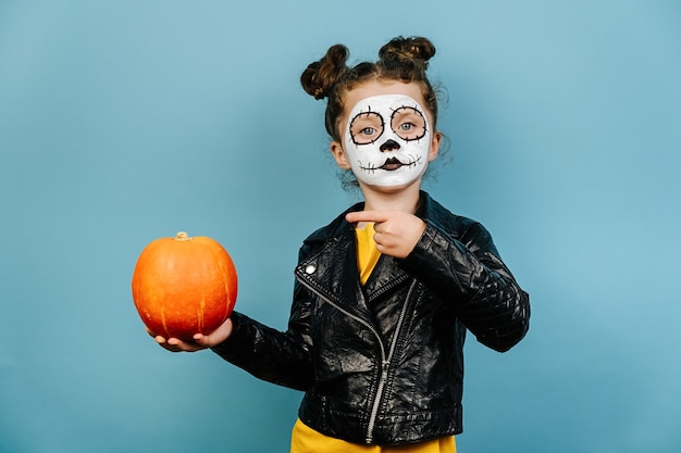 Bambina sveglia con trucco spaventoso per Halloween