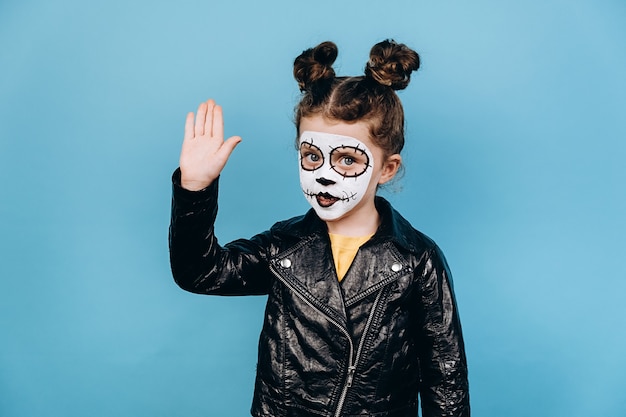 Bambina sveglia con trucco spaventoso per Halloween