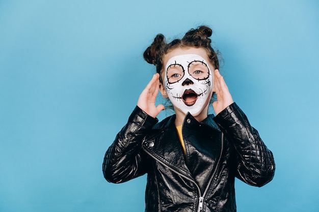 Bambina sveglia con trucco spaventoso per Halloween