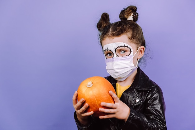 Bambina sveglia con trucco spaventoso per Halloween