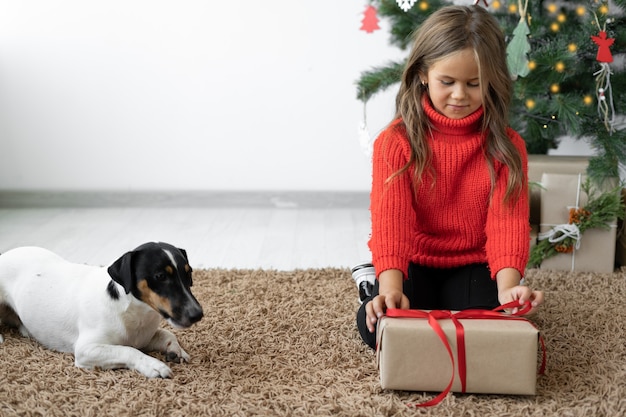 Bambina sveglia con un regalo di Natale