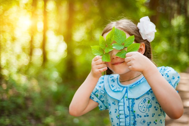 Bambina sveglia divertendosi a camminare in un Sunny Park