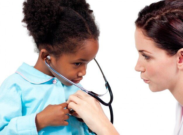 Bambina sveglia e il suo medico giocando con uno stetoscopio