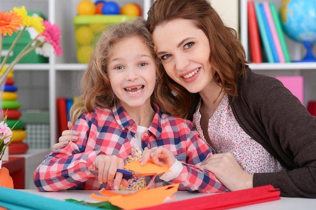 Bambina sveglia e sua madre che giocano