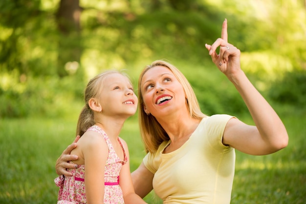 Bambina sveglia felice con la madre nel parco