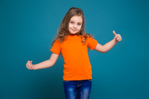 Bambina sveglia in maglietta con capelli marroni