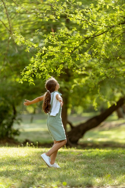 Bambina sveglia in piedi nel parco