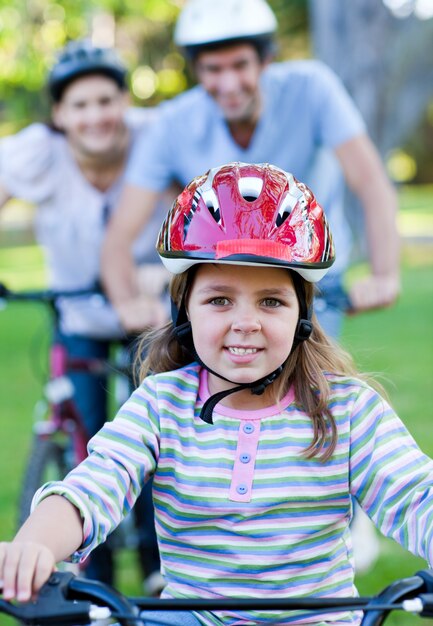 Bambina sveglia in sella a una bicicletta