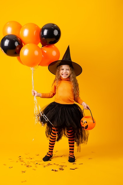 Bambina sveglia in un costume da strega per Halloween