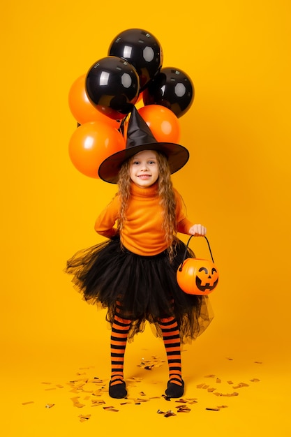 Bambina sveglia in un costume da strega per Halloween