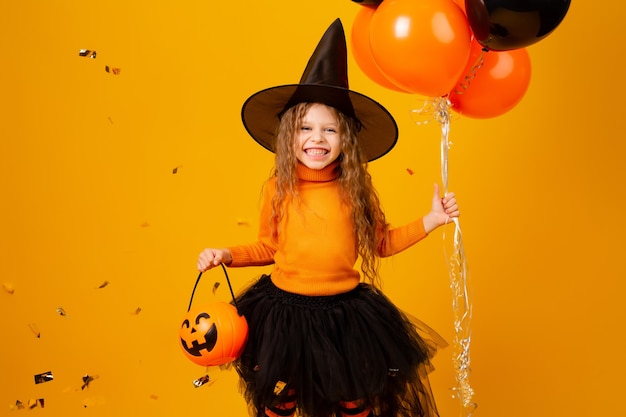 Bambina sveglia in un costume da strega per Halloween