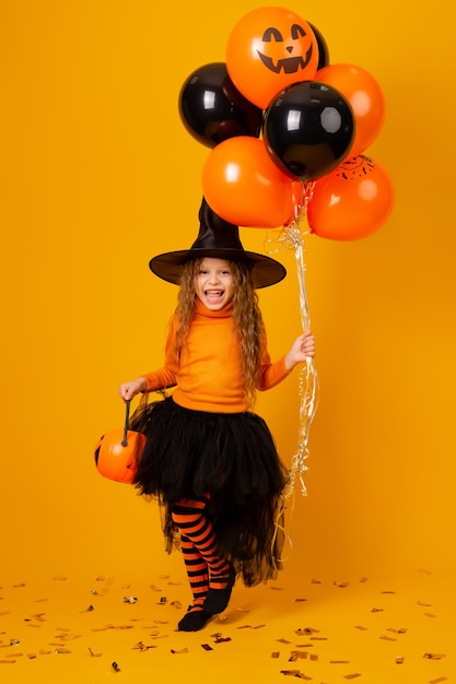 Bambina sveglia in un costume da strega per Halloween