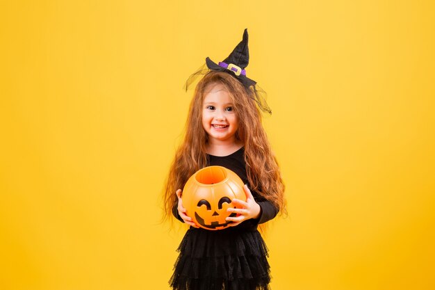 Bambina sveglia in un costume di Halloween della strega