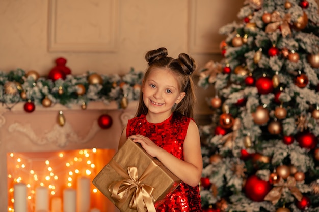 Bambina sveglia in un vestito a Natale