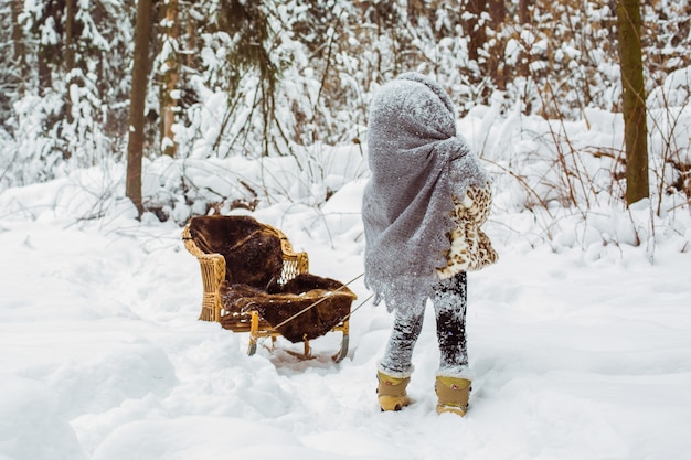 Bambina sveglia in vestiti caldi in inverno