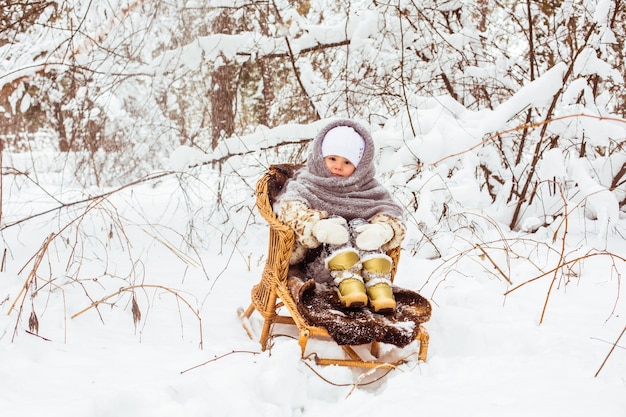 Bambina sveglia in vestiti caldi in inverno