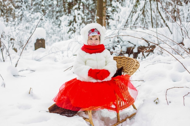 Bambina sveglia in vestiti caldi in inverno