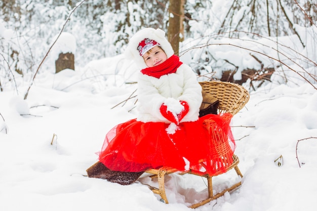 Bambina sveglia in vestiti caldi in inverno