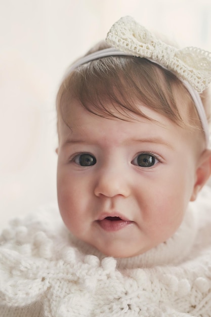 Bambina tra le braccia della madre Cartolina per la festa della mamma e la Giornata della protezione dei bambini di Pasqua