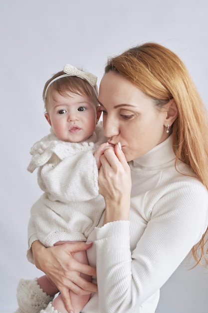 Bambina tra le braccia della madre Cartolina per la festa della mamma e la Giornata della protezione dei bambini di Pasqua