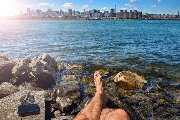 Bambina turistica di viaggio estivo che gode della vista dello skyline del vecchio porto dal parco di Montreal che vive uno stile di vita felice camminando durante le vacanze in Canada