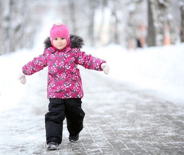 bambina, un bambino che cammina in un parco invernale nella neve