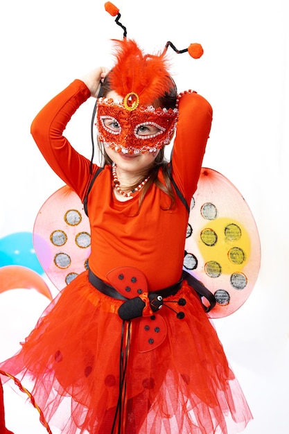 Bambina vestita come un'ape su uno sfondo bianco Carnevale Purim Halloween