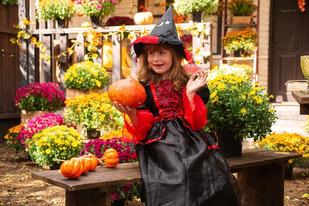 bambina vestita da strega festeggia halloween