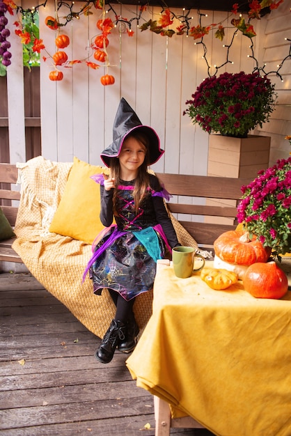 bambina vestita da strega si diverte con halloween