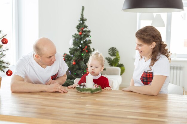 Bambina vestita in abito natalizio con impianti cocleari divertendosi a casa diversità e apparecchi acustici e tecnologie innovative per il trattamento della sordità