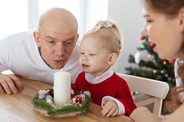 Bambina vestita in abito natalizio con impianti cocleari divertendosi a casa diversità e apparecchi acustici e tecnologie innovative per il trattamento della sordità