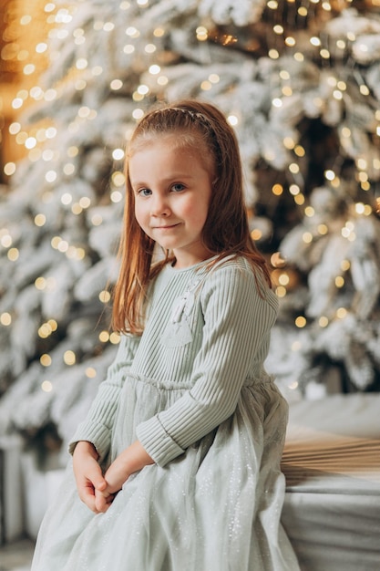 Bambina vicino all'albero di Natale