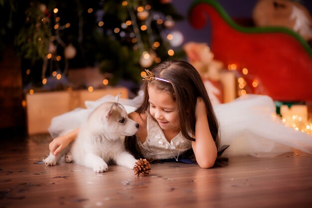 bambina vicino all'albero di Natale