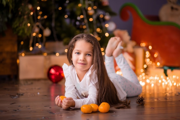 bambina vicino all'albero di Natale