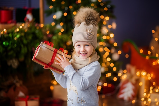 bambina vicino all'albero di Natale